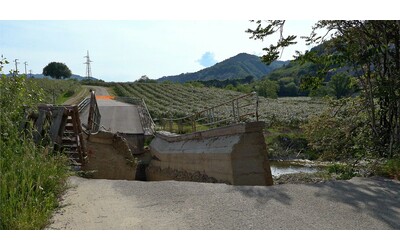 Alluvione Emilia Romagna, il ponte di Modigliana crollato un anno fa è...