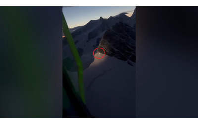 Alpinisti dispersi trascorrono la notte a 4mila di a sul Monte Rosa il soccorso alpino li salva all alba Video