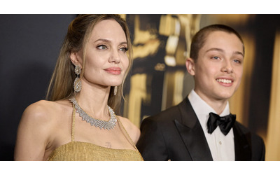 Angelina Jolie presenta il figlio Knox sul red carpet dei Governors Awards: “Assomiglia molto a papà Brad Pitt”