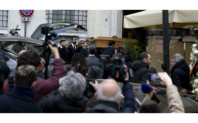 Aperta la camera ardente di Valentino Garavani a Roma il feretro dello stilista arrivato in piazza Mignanelli