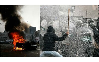 Argentina, manifestanti con molotov davanti al Congresso per protestare contro le riforme di Milei: la Polizia interviene coi gas lacrimogeni