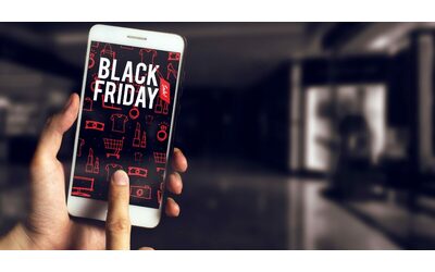 “Attenti alle truffe del Black Friday: se cliccate i link con smartphone e vestiti griffati in super sconto, vi rubano i soldi”: l’allarme di Assoutenti