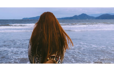 Attenzione ai consigli dei social non tutto quello che si vede su TikTok funziona dal casco ad infrarossi al massaggiatore per lo scalpo il tricologo spiega cosa funziona e cosa no contro la caduta dei capelli