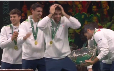 Bolelli rompe il trofeo della Coppa Davis Berrettini si mette le mani nei capelli poi provano a ripararlo sul palco Video