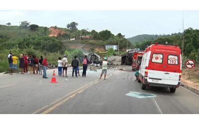 Brasile, autobus si schianta in autostrada con un camion e si incendia: morte 38 persone