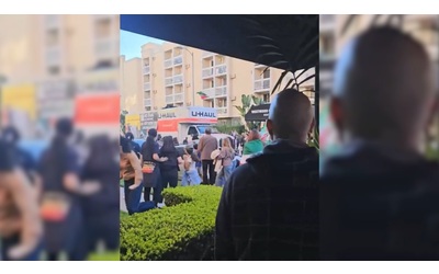 Camion travolge manifestanti pro Iran a Los Angeles l autista rischia il linciaggio poi viene arrestato Video