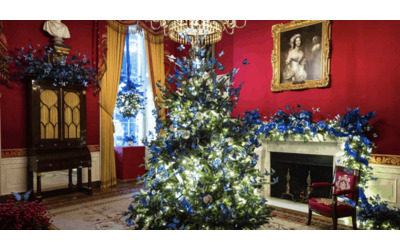 Casa dove sta il cuore Melania Trump svela le decorazioni dei 51 alberi di Natale della Casa Bianca con 54 kg di pan di zenzero farfalle stelle e ghirlande