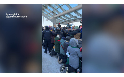 Cento membri del clero arrestati all aeroporto di Minneapolis protestavano in ginocchio contro l Ice e le deportazioni di migranti
