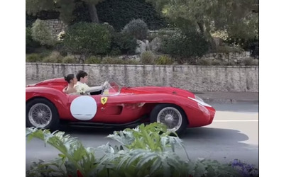Charles Leclerc si sposato con Alexandra Saint Mleux gli sposi in abito bianco il sulla Ferrari da 30 milioni a Montecarlo