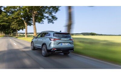 Cinque o sette posti Renault Espace Full Hybrid nata per viaggiare