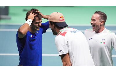 Cobolli versione Hulk l abbraccio con Volandri l esultanza di Bove e le lacrime di Bergs le foto della vittoria dell Italia in semifinale di Coppa Davis