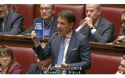 Conte consegna a Meloni il libro Tre anni di tasse Non rida le famiglie al supermercato non possono comprare pi nulla
