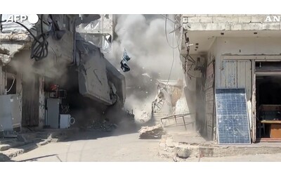 Continuano i raid israeliani su Gaza City le conseguenze di un attacco su un edificio Video