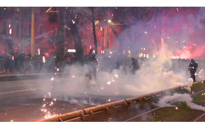 Corteo per Askatasuna scontri a Torino manifestanti lanciano petardi e fumogeni la polizia risponde con lacrimogeni Video