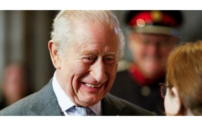 Da quanto tempo lo sapevi Re Carlo contestato fuori dalla chiesa dopo la la foto choc di Weinstein Epstein e Ghislaine Maxwell a una festa nel castello di Windsor