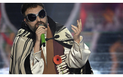 Dargen si infuria a Sanremo 2026 Codacons dice che ho fatto pubblicit occulta Mai avuto accordi con Aperol e non lo bevo nemmeno Mi stupisco che i giornalisti lo riportano Ansa che diffonde foto fake della Polizia di Stato Ma verificate