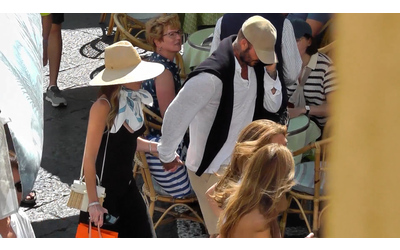 David e Victoria Bekcham scelgono l Italia per le vacanze la coppia a Capri con i figli si mimetizza tra le vie del centro