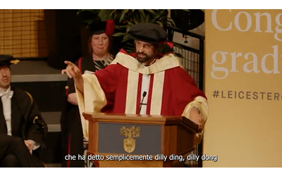 Dilly ding dilly dong il frontman dei Kasabian Sergio Pizzorno riceve la laurea ad honorem e cita Claudio Ranieri