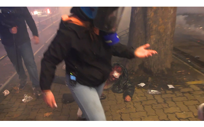 Dobbiamo andare via polizia lascia un uomo ferito e sanguinante a terra durante gli scontri a Torino