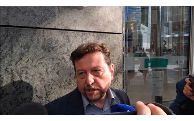 Donna accoltellata in piazza Gae Aulenti a Milano il testimone Aveva il pugnale nella schiena Video