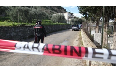 Donna uccisa a colpi di pietra a Paupisi Benevento i carabinieri cercano il marito Spariti anche i figli minorenni