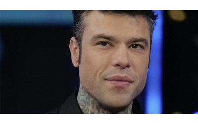 “Fedez non ha alcuna intenzione di ritirarsi da Sanremo 2025”: il team del rapper smentisce i rumors. A Pomeriggio 5 risponde stizzito su Chiara Ferragni