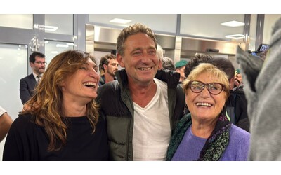 Flotilla l arrivo a Fiumicino dell inviato del Fatto Quotidiano Alessandro Mantovani l abbraccio con i familiari e i colleghi