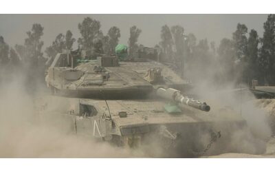 Gaza carri armati israeliani sparano sulle tende degli sfollati nel campo di al Shati almeno 13 morti