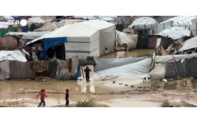 Gaza di nuovo sott acqua allagato il campo profughi dei palestinesi sfollati Video