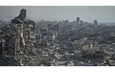 Gaza l esercito israeliano spara sui civili almeno 42 morti e 100 feriti Trump Presto liberi 10 ostaggi