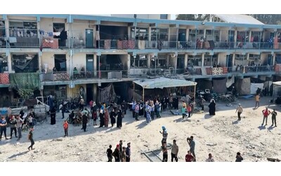 Gaza, le immagini della scuola dell’Unrwa colpita dall’esercito israeliano: almeno 37 le persone uccise