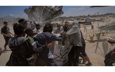 Gaza, si ribalta un camion di aiuti umanitari: “20 palestinesi morti”. Media: “Trump vuole assumerne il controllo”