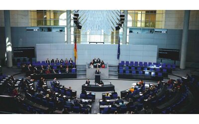 Germania, la stretta sui migranti voluta da Cdu e Afd non passa: il Bundestag respinge la legge