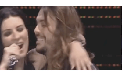 Gianluca Grignani e Laura Pausini fanno pace accordo per la cover di La mia storia tra le dita Warner Chappell La versione della cantante resta sul mercato