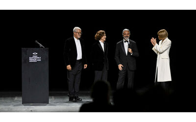 Giorgio Armani era un leone rassicurante Anna Wintour si commuove ai Sustainable Fashion Awards La cerimonia alla Scala con la piazza divisa tra moda e Pro Pal