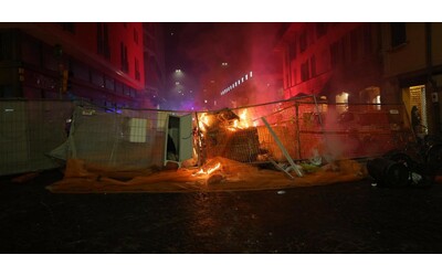 Guerriglia urbana a Bologna bombe carta e barricate dei manifestanti pro Palestina durante la partita Virtus Maccabi Idranti e carica della polizia