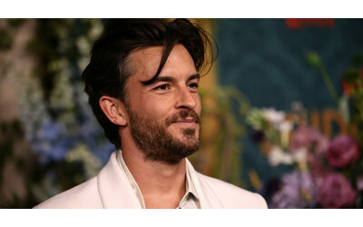 Ho l assoluto privilegio di essere un uomo gay non c un orologio biologico Ci sono un sacco di bambini pronti a ricevere amore cos Jonathan Bailey