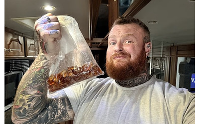 Ho mangiato 3 chili di caramelle Haribo in tre sere non pensavo fosse un problema invece sono finito in ospedale per una settimana E stato orribile la storia di Nathan Rimmington