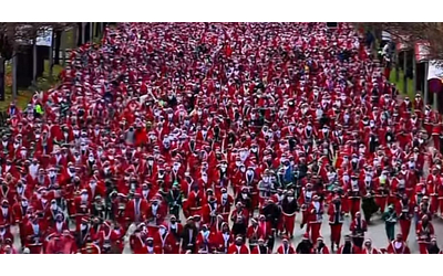 I Babbi Natale invadono Madrid 11 mila persone corrono per la capitale spagnola in occasione della Carrera de Pap Noel