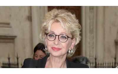 I funerali di Enrica Bonaccorti nella Chiesa degli Artisti a Roma l ultimo saluto alla conduttrice stroncata a 76 anni da un tumore