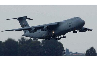 I voli militari Usa verso l Iran ma con scalo ecco come Trump aggira il No di Sanchez all utilizzo delle basi