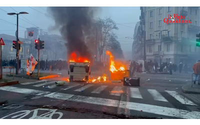 Idranti contro i manifestanti e cassonetti dati alle fiamme le immagini degli scontri al corteo per Askatasuna a Torino