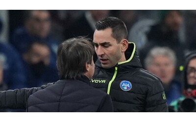 Il calcio al pallone le urla all arbitro il faccia a faccia col quarto uomo e poi vergognatevi quante giornate di squalifica rischia Conte