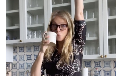 Il modo di bere il caff di Gwyneth Paltrow nasconde dei rischi meglio non fare come lei Bene invece quando ammette di mangiare un noto biscotto la sera nutrirsi bene vuol dire equilibrio parlano gli esperti