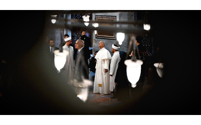 Il Papa scalzo nella moschea blu di Istanbul Perch lo storico viaggio rivela la linea spirituale di Leone XIV