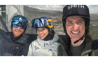 Il principe Harry sorridente in seggiovia con Justin Trudeau ed Eileen Gu ma non c traccia di Meghan la foto virale