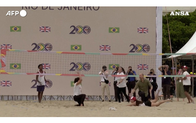 Il principe William scatenato sulla sabbia gioca a beach volley a Copacabana poi si improvvisa bagnino Video