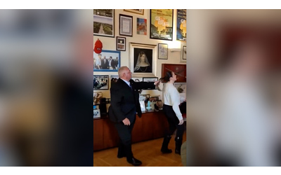 Il sindaco di Grosseto tira i capelli e tenta di aggredire una donna ma per finta La singolare dimostrazione nell ufficio del primo cittadino