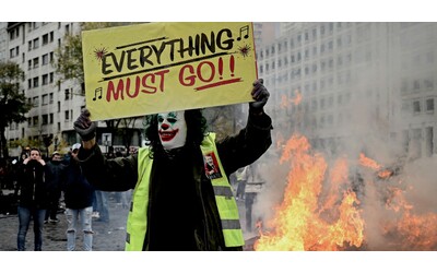 In Francia il piano di austerit del premier Bayrou determina la rabbia sociale Il 10 settembre blocchiamo tutto