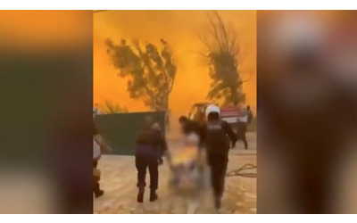 Incendi in Grecia evacuate le abitazioni delle localit a nord di Atene